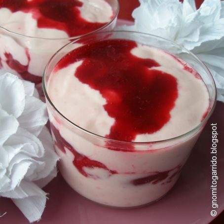 Vasitos de crema de yogurt con cerezas confitadas y su almibar