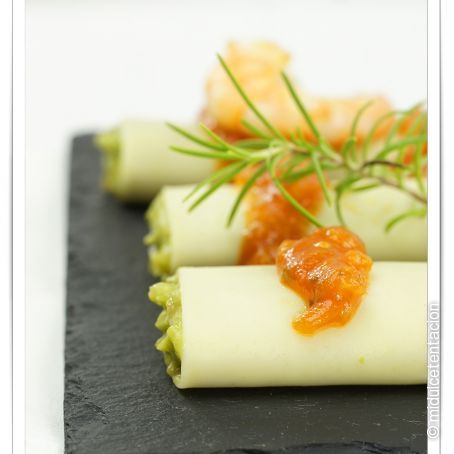 Canelones de guacamole y salsa de tomate