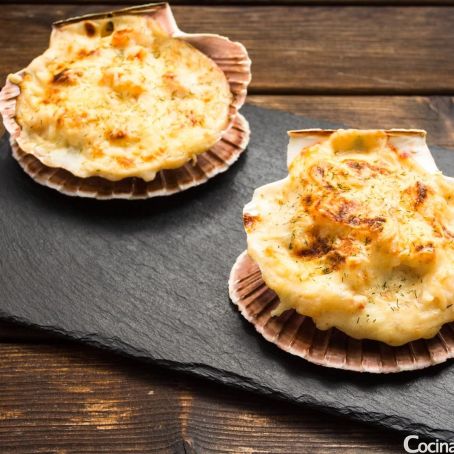 Vieiras con bechamel gratinadas al horno