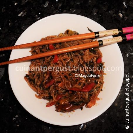 Wok de fideos de arroz, verduras y bacon