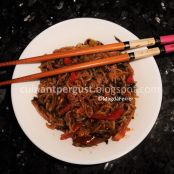 Wok de fideos de arroz, verduras y bacon