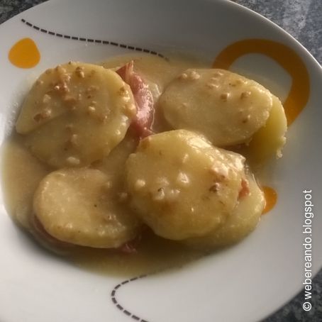 Patatas rellenas de jamón en salsa de almendras