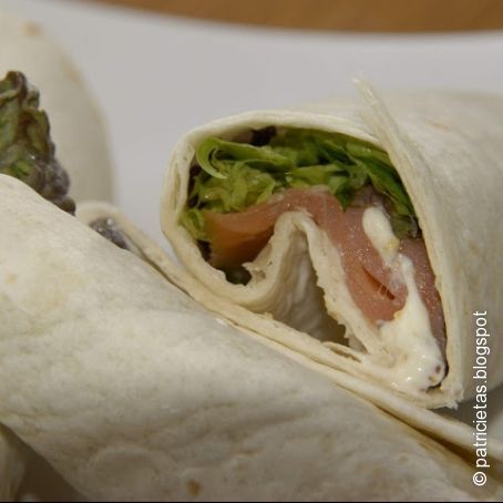 Wraps de salmón ahumado con salsa de mostaza y miel