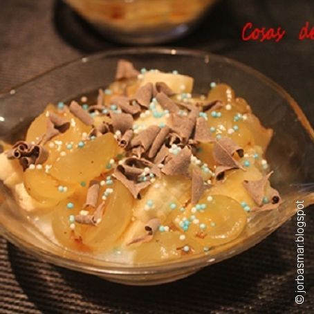Yogurt con plátano y uvas