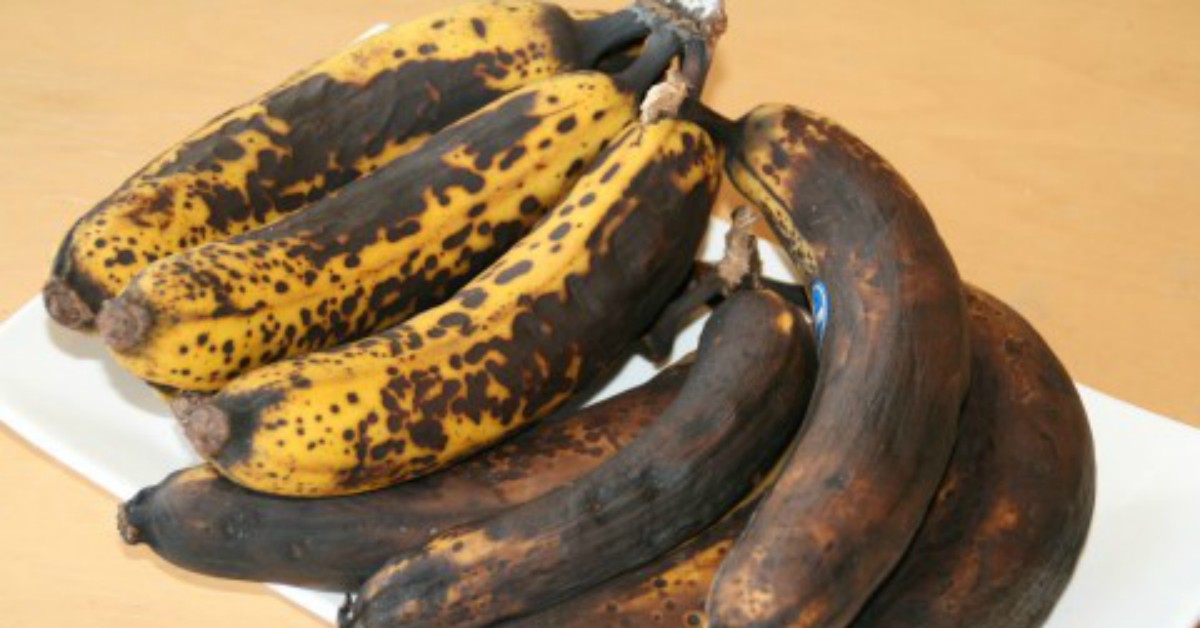 Почему чернеют бананы. Перезревший банан. Испорченный банан. Почерневший банан. Чернеющий банан.