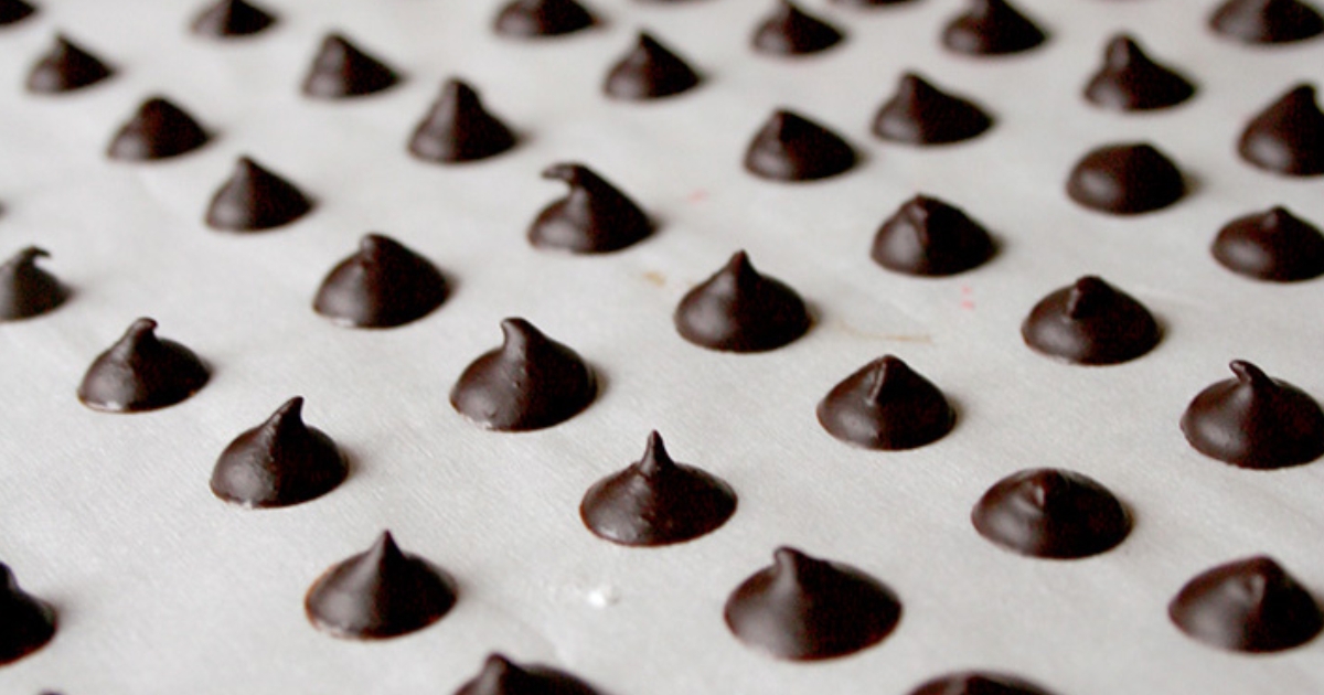 Рецепты с шоколадными каплями. Капли шоколада. Шоколадная капля. Шоколад капельки. Шоколадные капли для выпечки.