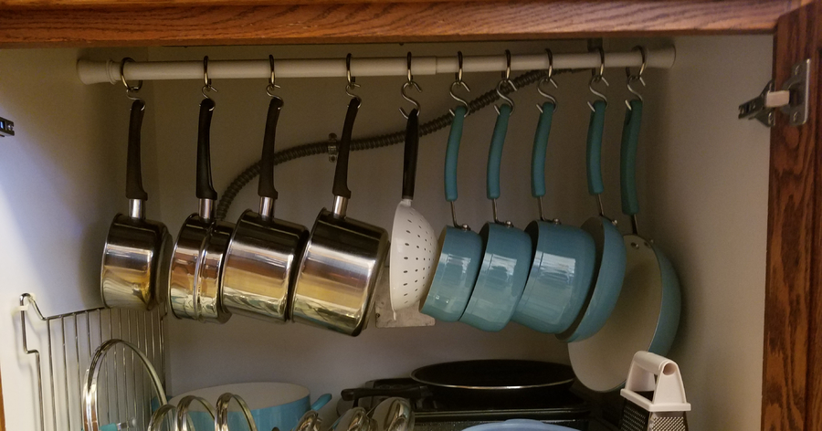 Una barra extensible es todo lo que necesitas para ordenar tu casa