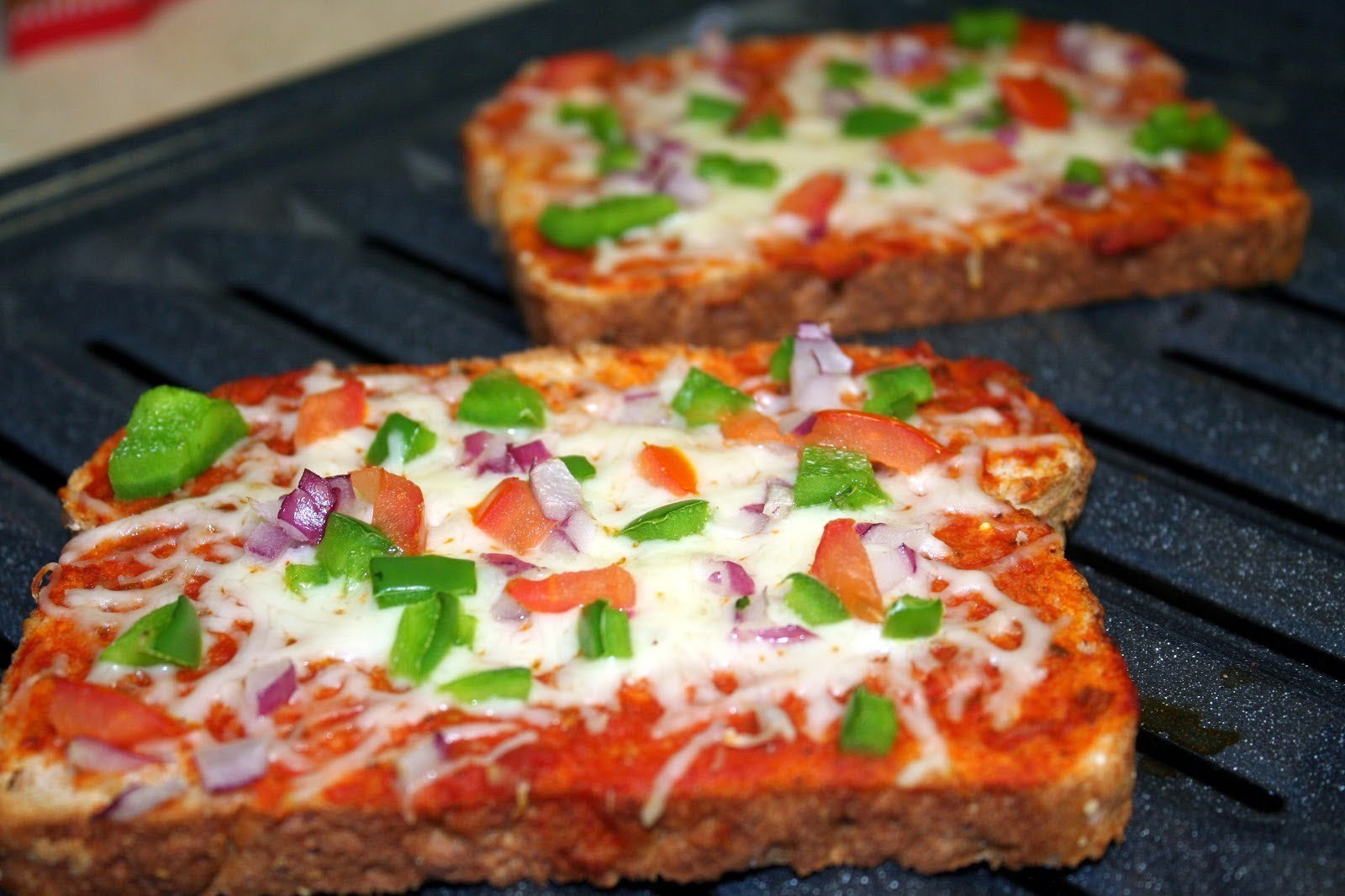 Вкусно быстро просто. Пицца на хлебе. Мини пицца на хлебе. Мини пицца из хлеба. Пицца на хлебе в духовке.