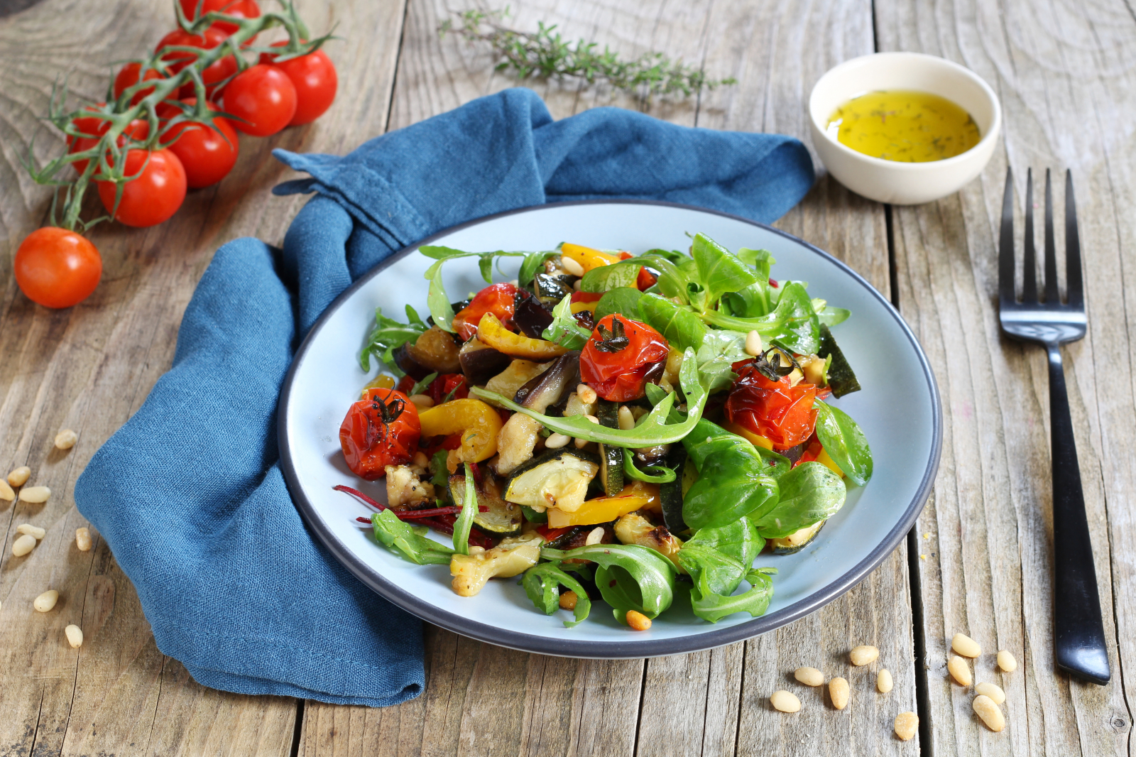 Sommer-Salat mit mariniertem Ofengemüse und Zitronen-Kräuter-Dressing