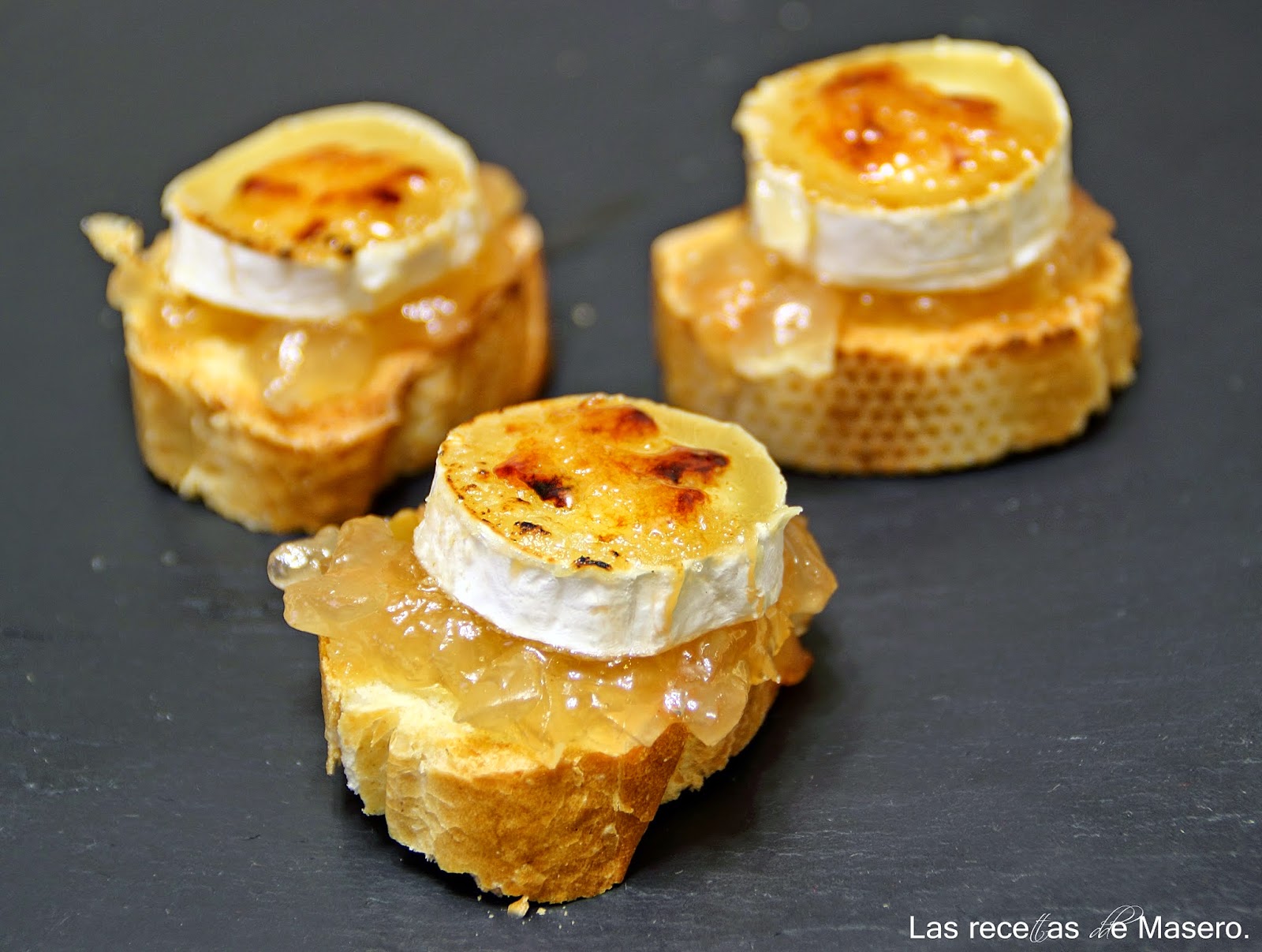 Canapé de rulo de cabra caramelizado